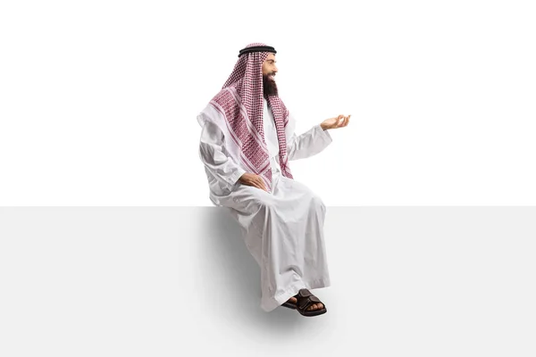 Saudiarabiska Arab Man Sitter Panel Och Gester Med Handen Isolerad — Stockfoto