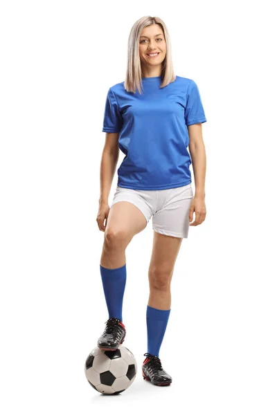 サッカーボールを持つ女性サッカー選手の完全な長さの肖像画と笑顔白い背景に孤立 — ストック写真