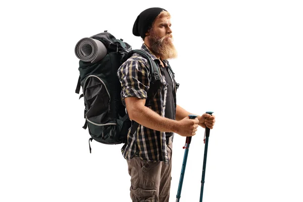 年轻的留着胡子的男人 背着背包 脚上的远足杆与白色背景隔离 — 图库照片