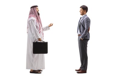 Beyaz arka planda izole edilmiş takım elbiseli bir adamla konuşan bir Arap 'ın tam boy profil fotoğrafı.