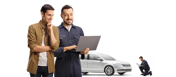 白い背景に隔離された車の修理店でラップトップコンピュータを見て若い男性の顧客と自動車整備士 — ストック写真