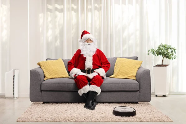 Full Length Portrait Santa Claus Home Sitting Sofa Robotic Vacuum — Stock Photo, Image