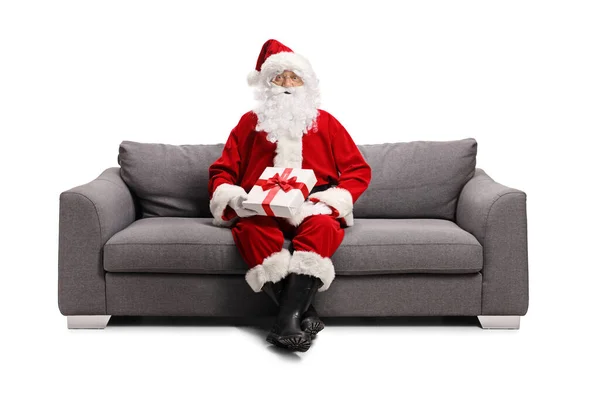 Plně Dlouhý Portrét Santa Clause Sedícího Pohovce Držícího Dárkovou Krabici — Stock fotografie