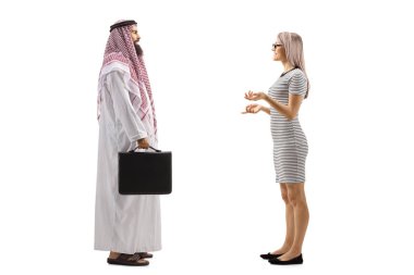 Suudi Arabistan 'lı bir adamın evrak çantalı ve genç sarışın bir kadının beyaz arka planda izole edilmiş bir konuşma yaparken tam boy profil fotoğrafı.