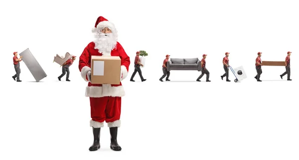 Santa Claus Trzymając Pudełko Przeprowadzki Niosące Domu Jabłka Meble Odizolowane — Zdjęcie stockowe