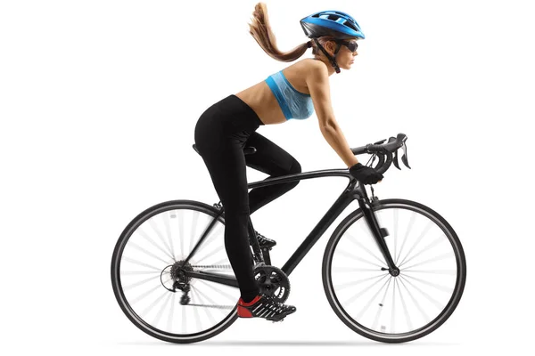 一个年轻的女自行车手骑着一辆蓝色头盔 与白色背景隔离的自行车的全长侧面照片 — 图库照片