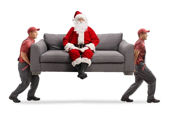 Movers Tragen Ein Sofa Mit Weihnachtsmann Sitzen Und Schauen Isoliert — Stockfoto