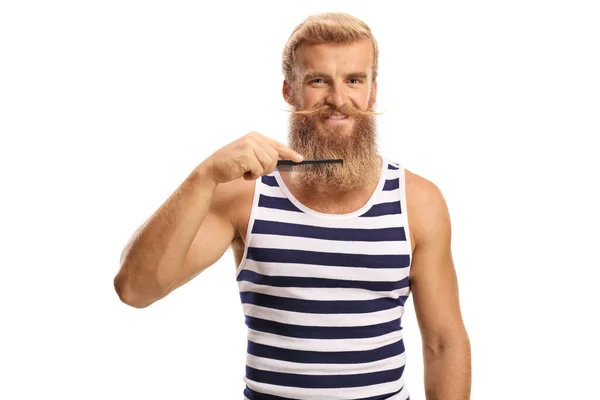 Jongeman Kammen Zijn Blonde Baard Geïsoleerd Witte Achtergrond — Stockfoto