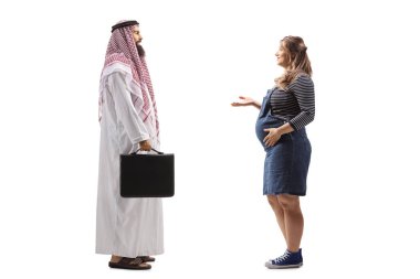 Suudi Arabistan 'lı bir adamın evrak çantalı ve hamile bir kadının beyaz arka planda izole edilmiş bir konuşma yaparken tam boy profil fotoğrafı.