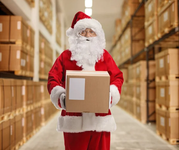 Babbo Natale Che Tiene Una Scatola Cartone Magazzino — Foto Stock