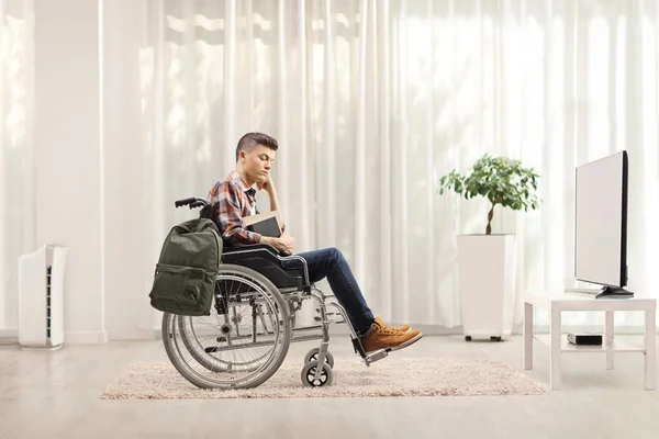 Triste Adolescent Homme Dans Fauteuil Roulant Assis Maison Devant Télévision — Photo