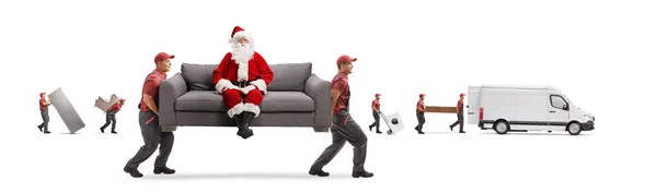 Santa Claus Siedzi Kanapie Niesione Przez Dwóch Pracowników Innych Przeprowadzki — Zdjęcie stockowe