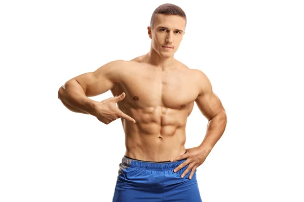 赤身裸体的肌肉男指着自己被白色背景隔离的腹肌 — 图库照片