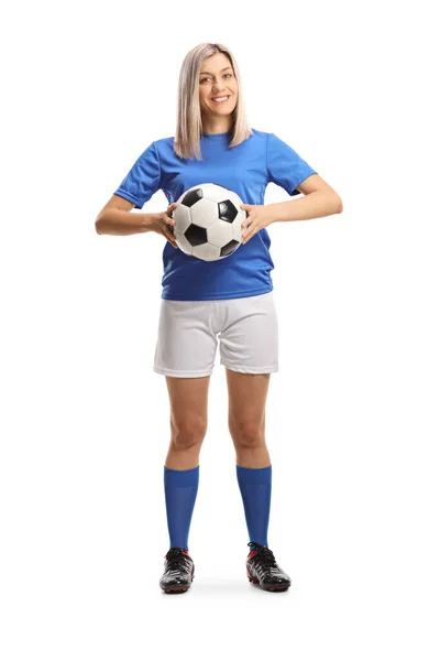 フル長さの肖像女性サッカー選手笑顔と白い背景に隔離されたサッカーボールを保持 — ストック写真