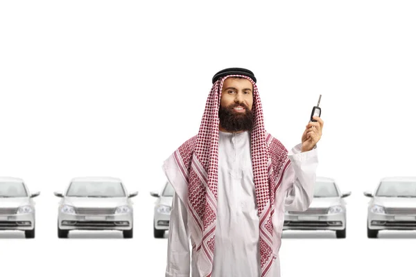Людина Саудівського Араба Посміхається Показує Ключі Ряд Срібних Автомобілів Позаду — стокове фото