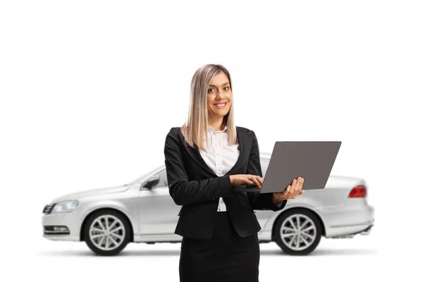 Mujer Profesional Joven Con Ordenador Portátil Delante Coche Plateado Aislado —  Fotos de Stock