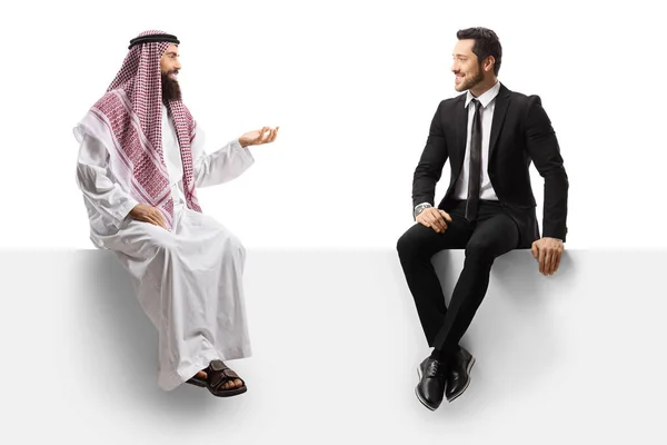 Бізнесмен Сидить Панелі Розмовляє Саудівським Арабським Чоловіком Традиційній Тварині Ізольованій — стокове фото