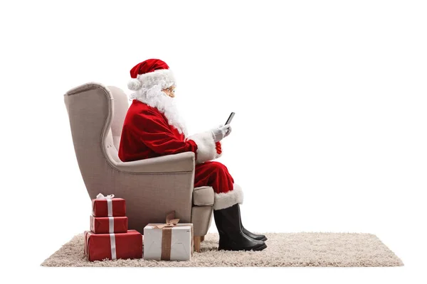 Profil Bild Santa Claus Sitter Fåtölj Och Använder Mobiltelefon Isolerad — Stockfoto