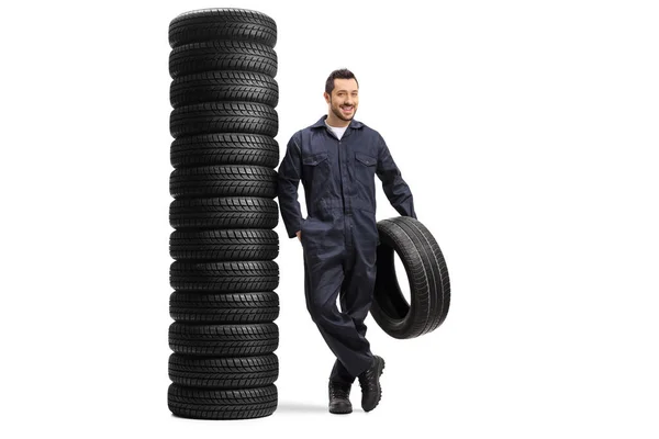 Full Length Portrait Auto Mechanic Holding Tire Leaning Pile Car — Stock Photo, Image