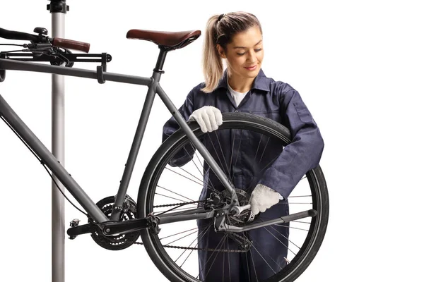Fahrradmechanikerin Repariert Ein Fahrrad Mit Einem Schraubenschlüssel Auf Weißem Hintergrund — Stockfoto