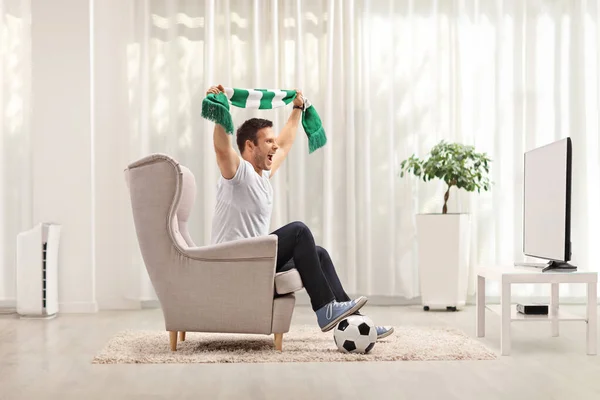 若者はスカーフで応援し 自宅でテレビでサッカーの試合を見て — ストック写真