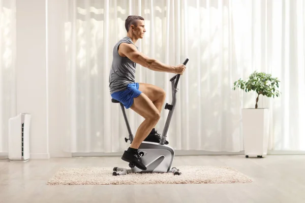 Profilbild Eines Fitten Muskulösen Mannes Sportbekleidung Der Hause Ein Stationäres — Stockfoto