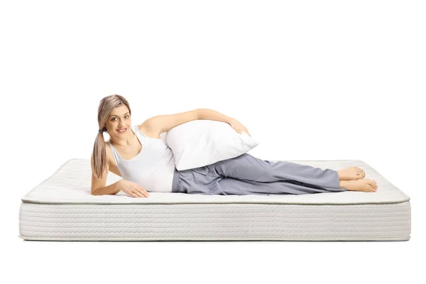 Junge Frau Liegt Schlafanzug Auf Einer Matratze Und Hält Ein — Stockfoto