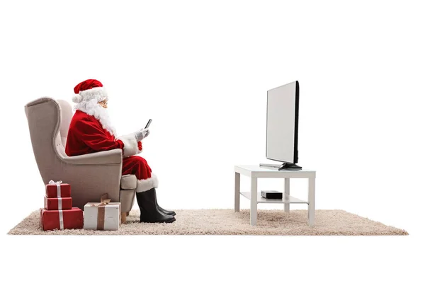 Santa Claus Med Hjälp Mobiltelefon Och Sitter Fåtölj Isolerad Vit — Stockfoto