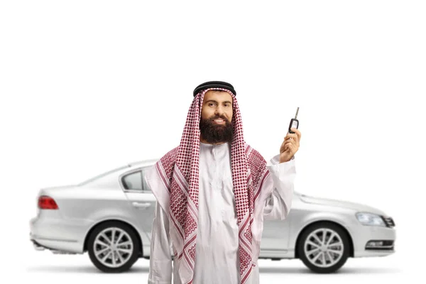 Saudi Araber Hält Autoschlüssel Eines Neuen Silbernen Autos Isoliert Auf — Stockfoto