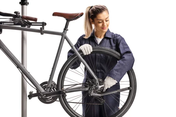 Mecánico Bicicleta Hembra Reparando Fijación Rueda Bicicleta Aislada Sobre Fondo —  Fotos de Stock