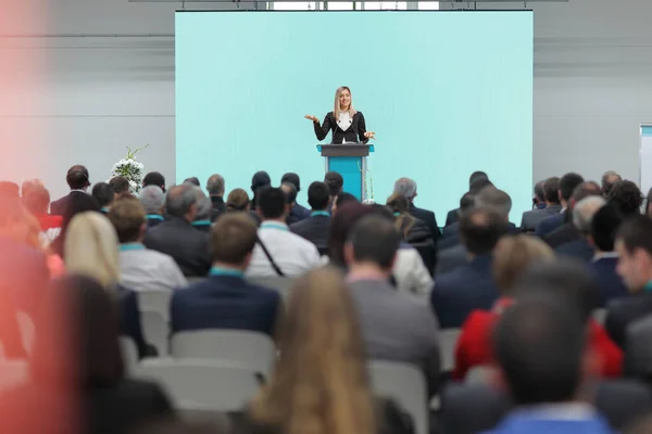 Geschäftsfrau Spricht Auf Einem Podest Auf Einer Konferenz Vor Publikum — Stockfoto