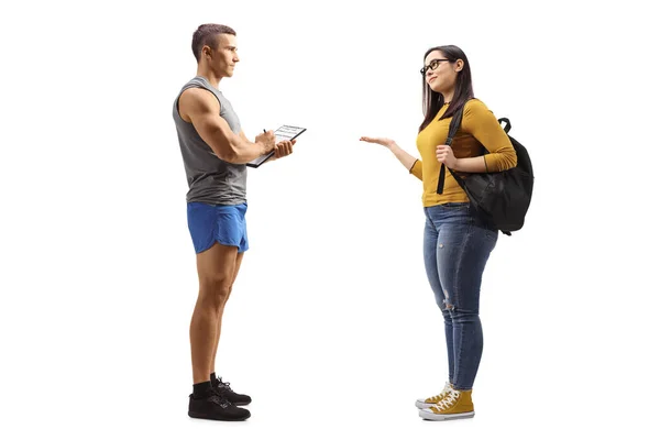 Ganztägige Profilaufnahme Eines Fitnesslehrers Und Einer Studentin Die Ein Gespräch — Stockfoto