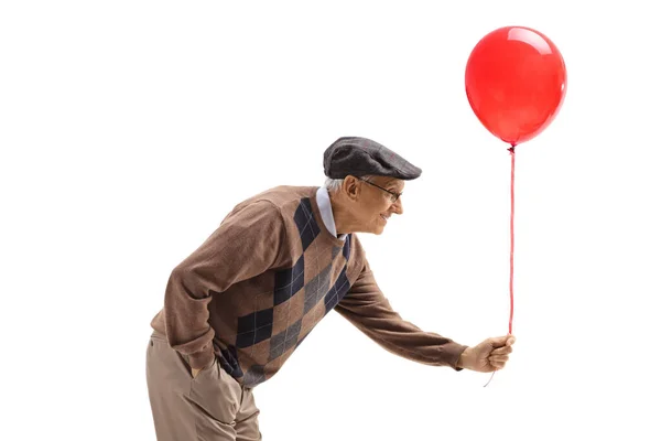 Homem Idoso Entregando Balão Vermelho Isolado Sobre Fundo Branco — Fotografia de Stock