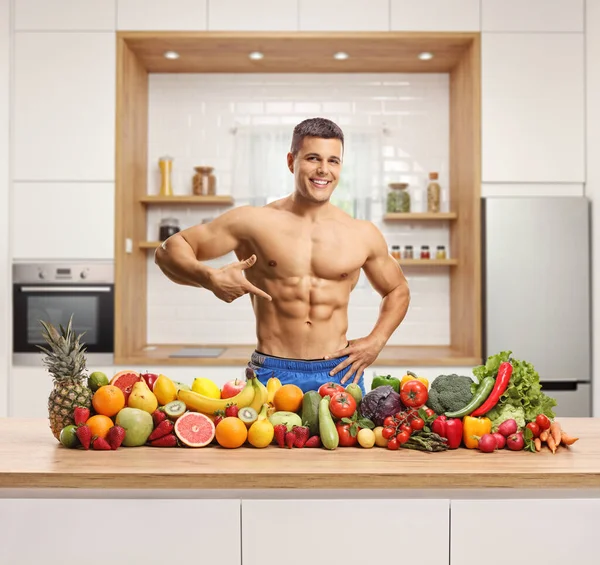 Topless Jovem Musculoso Mostrando Seus Músculos Posando Uma Cozinha Com — Fotografia de Stock