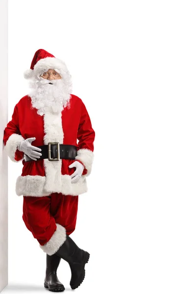 Full Längd Porträtt Santa Claus Lutar Sig Mot Vägg Isolerad — Stockfoto