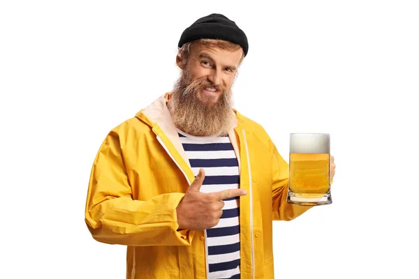 Baard Visser Met Een Beker Bier Wijzend Naar Het Geïsoleerd — Stockfoto