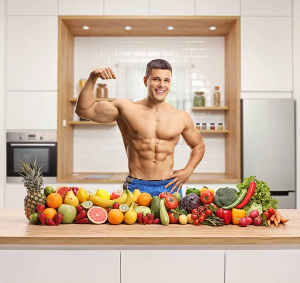 Topless Homem Muscular Flexionando Músculo Bíceps Posando Com Uma Pilha — Fotografia de Stock