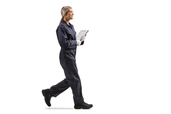 Full Längd Profil Skott Kvinnlig Arbetare Enhetlig Promenader Isolerad Vit — Stockfoto