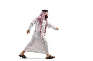 Beyaz arka planda tek başına çalışan Suudi Arabistan 'lı bir adamın tam boy profil çekimi.