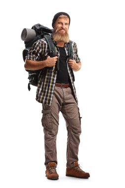 Sırt çantasıyla beyaz arka planda izole edilmiş kameraya gülümseyen sakallı bir turistin tam boy portresi.