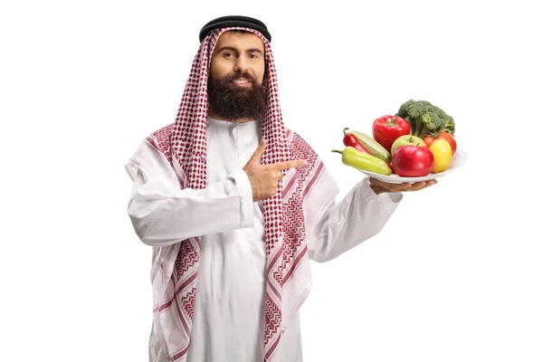 Саудівський Араб Тримає Тарілку Фруктів Овочів Вказує Неї Ізольовану Білому — стокове фото