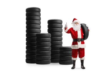Beyaz arka planda izole edilmiş araba lastikleri ile Noel Baba 'nın tam boy portresi
