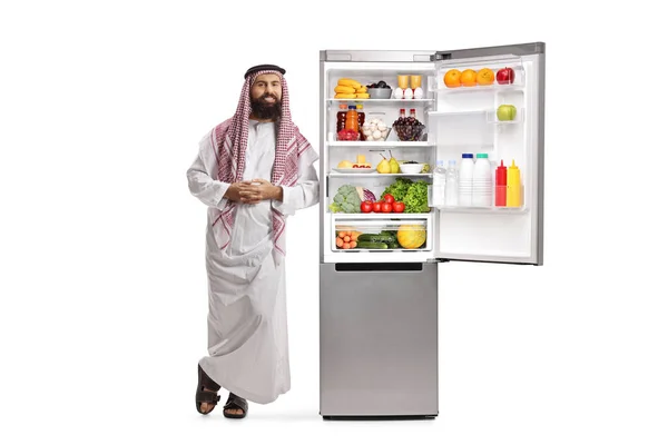 Портрет Саудівського Арабського Чоловіка Спирається Холодильник Їжею Ізольовано Білому Тлі — стокове фото