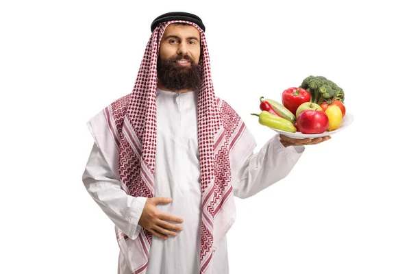 白い背景に隔離された新鮮な果物や野菜のプレートを保持サウジアラビアのアラブ人男性 — ストック写真
