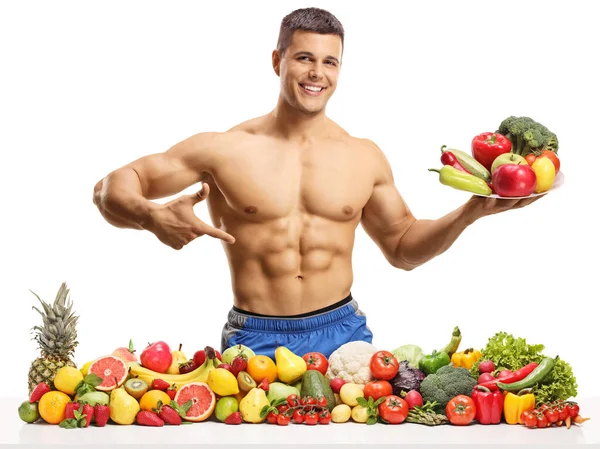 Modelo Fitnes Masculinos Topless Posando Con Plato Frutas Verduras Señalando — Foto de Stock