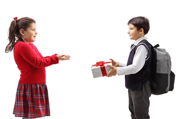 Alumno Dando Una Caja Regalo Una Niña Vestido Rojo Aislado —  Fotos de Stock