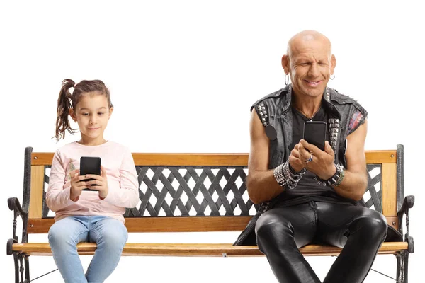 Маленькая Девочка Панк Помощью Мобильных Смартфонов Скамейке Изолированы Белом Фоне — стоковое фото