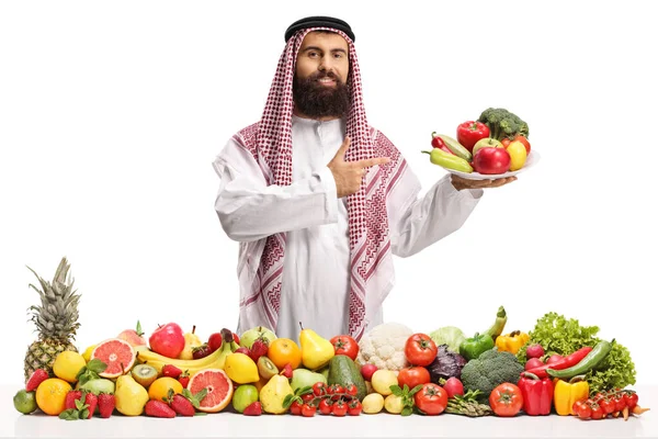 Бородатий Сауда Арабський Чоловік Тримає Тарілку Свіжими Овочами Ізольовані Білому — стокове фото