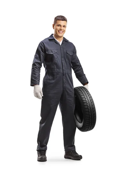 Glimlachende Auto Monteur Een Uniform Met Een Autoband Geïsoleerd Witte — Stockfoto