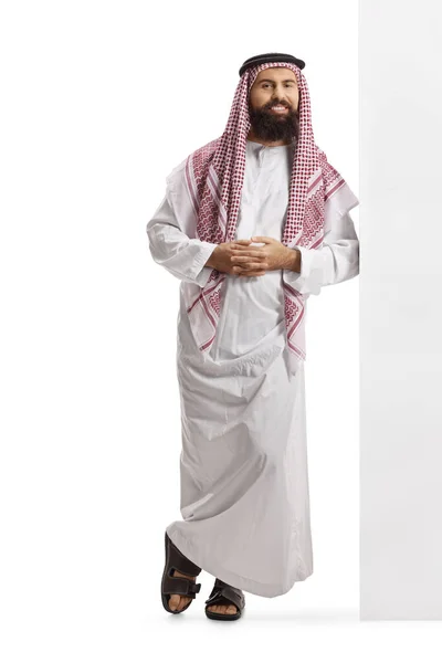 Retrato Comprimento Total Homem Árabe Saudi Vestindo Thobe Tradicional Inclinando — Fotografia de Stock